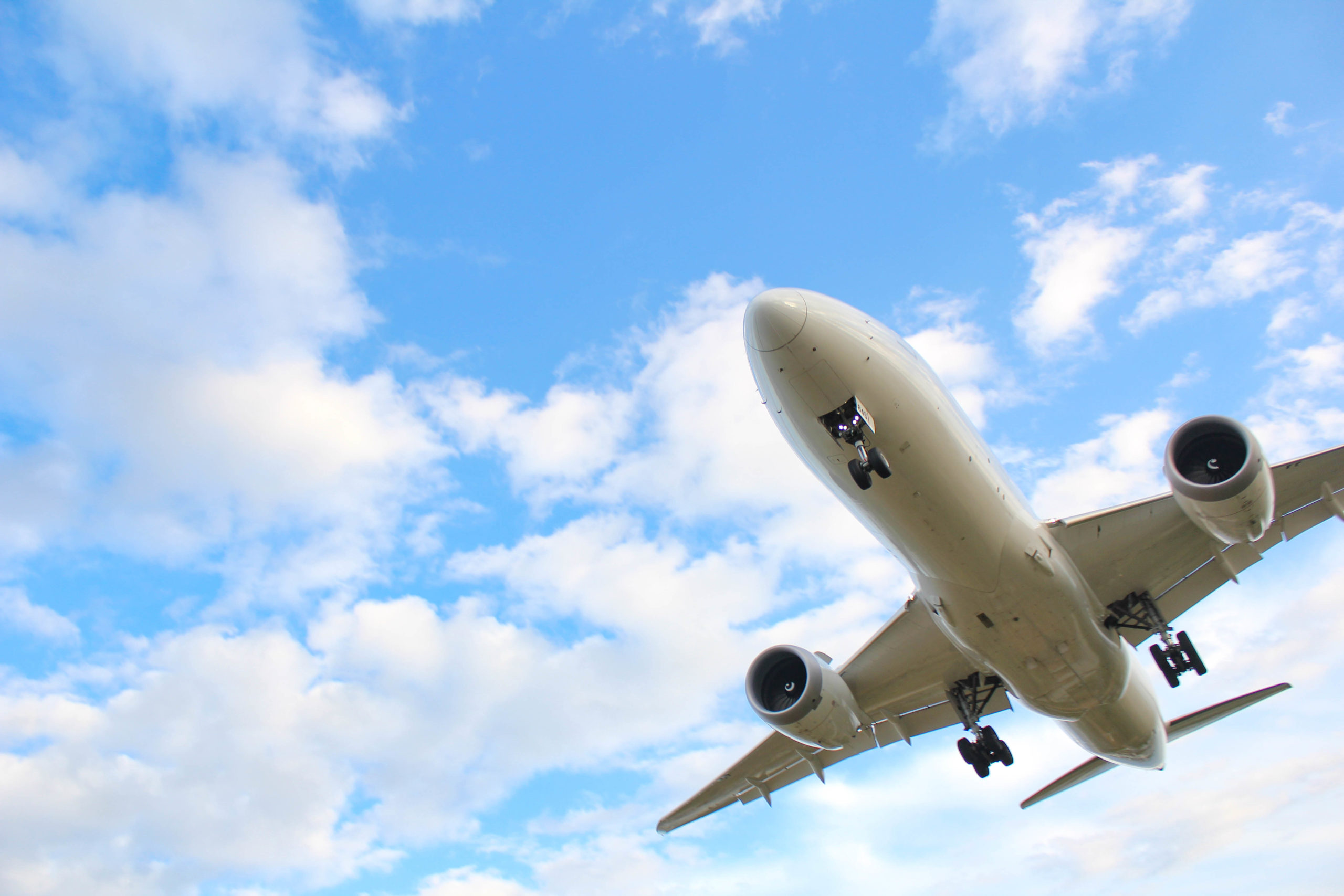 飛び立つ飛行機