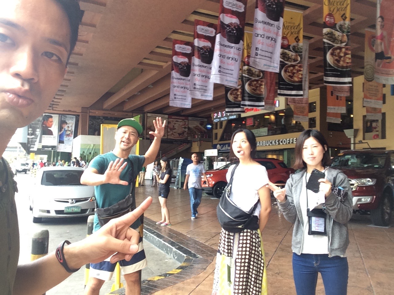 フィリピンにあるグリーンヒルズモールでみんなで記念撮影